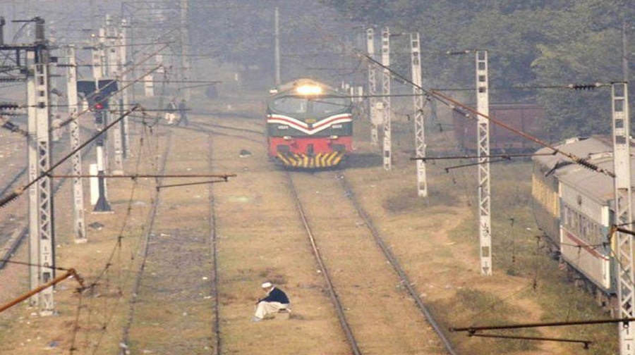 Photo of کراچی سےپشاورجانےوالی ٹرین کی3بوگیاں پٹڑی سےاترگئیں