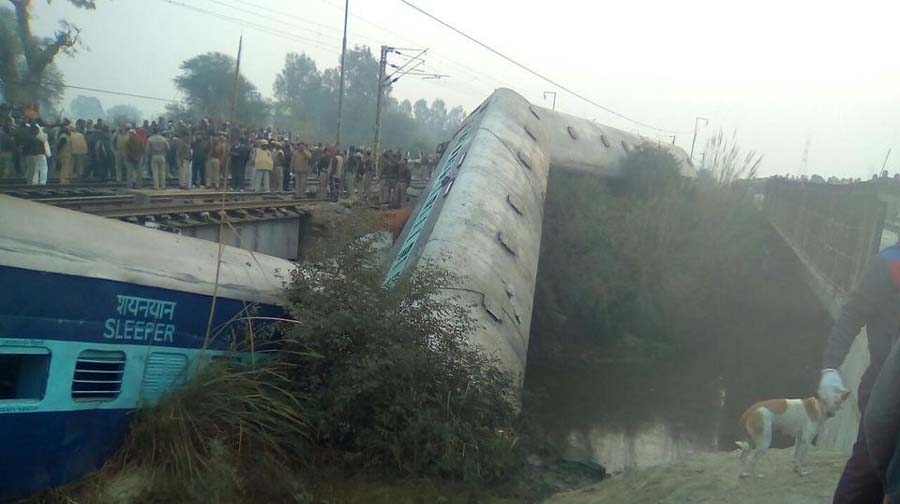 Photo of ٹرین حادثے میں 15 بوگیاں پٹری سے اتر گئیں، دو افراد ہلاک