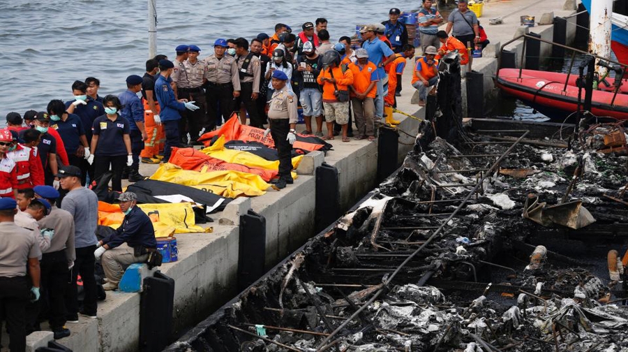 Photo of سیاحوں کی کشتی میں آگ لگنے سے 23 افراد ہلاک