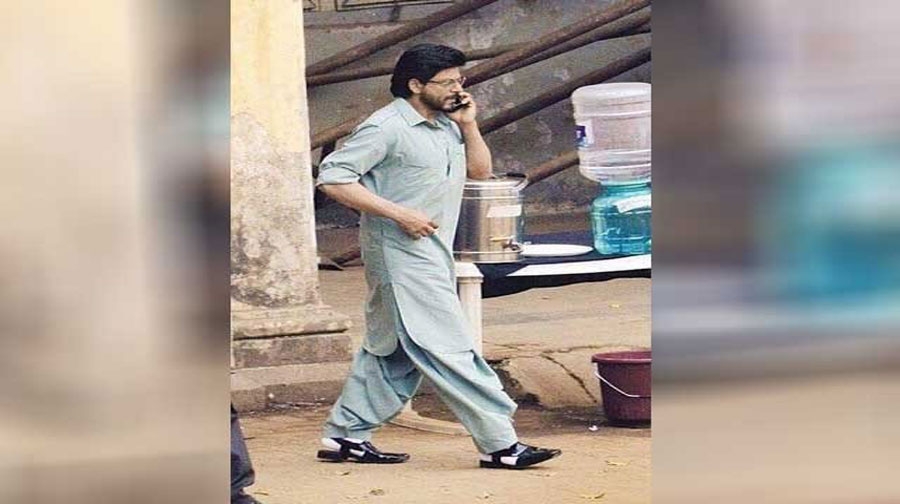 Photo of شاہ رخ خان کی شلوار قمیض اور پشاوری چپل میں تصاویر نے دھوم مچادی