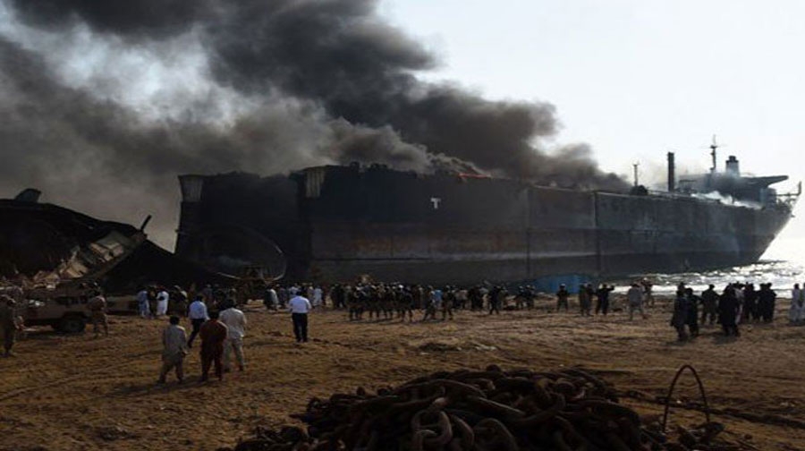 Photo of گڈانی میں لنگرانداز ایک اور ناکارہ جہاز میں آگ لگنے سے 4 مزدور جاں بحق