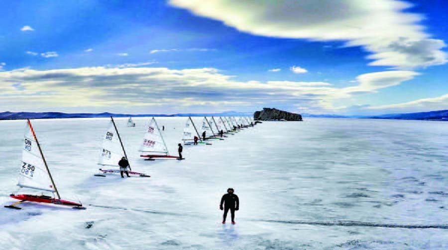 Photo of کینیڈا، منجمند جھیل پر آئس بوٹ ریس مقابلہ