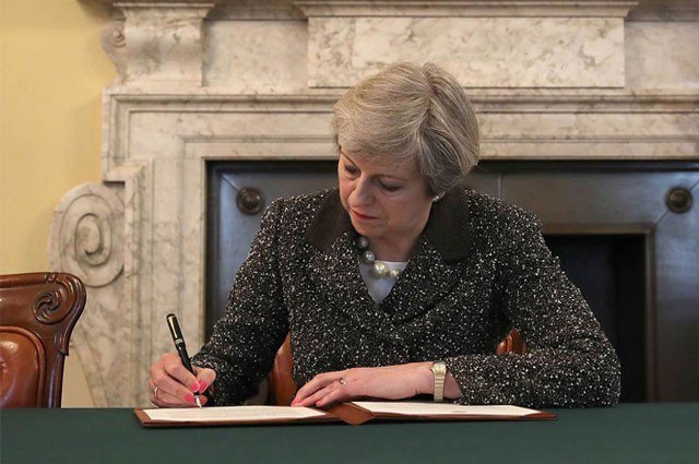 Photo of برطانوی وزیراعظم نے یورپی یونین سے علیحدگی کے خط پر دستخط کردیئے