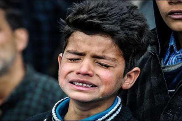 Photo of دوست کے جنازے پر روتے بلکتے کشمیری بچے برہان کے آنسوؤں نے دنیا کو بھی رلا دیا، سوشل میڈیا پر تہلکہ مچ گیا
