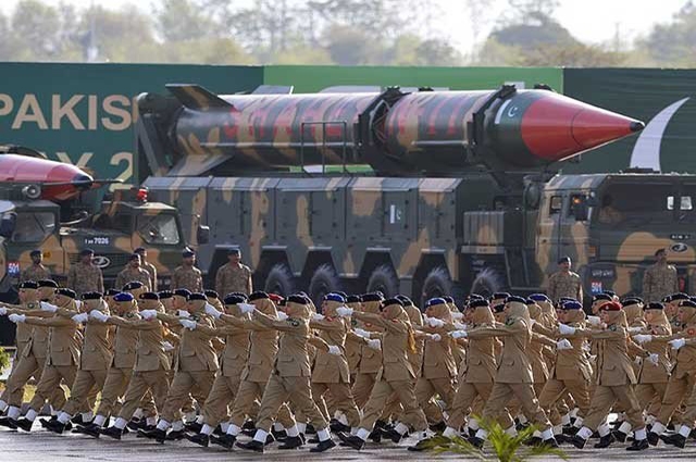 Photo of یوم پاکستان پر مسلح افواج کی شاندار پریڈ، غیر ملکی دستوں کی بھی شرکت