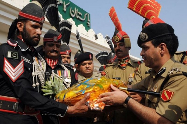 Photo of یوم پاکستان کے موقع پر پاک فوج کا بھارتی بارڈر سیکیورٹی فورسز کو مٹھائی کا تحفہ