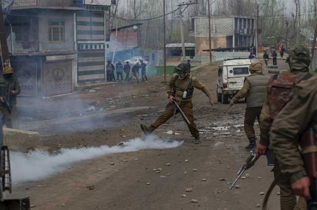 Photo of مقبوضہ کشمیر میں بھارتی فوج کی فائرنگ سے 60 طلبا زخمی