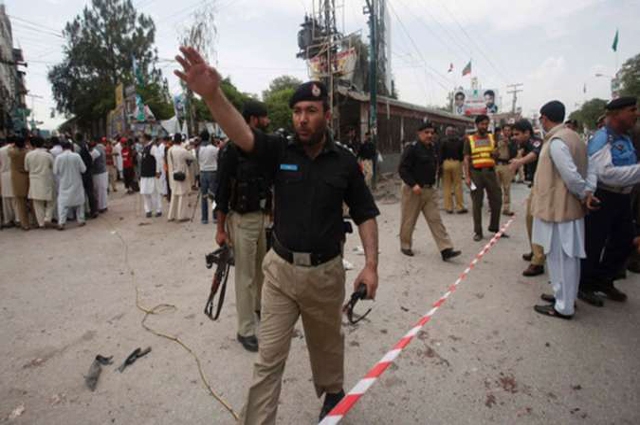 Photo of پشاور، پولیس کی گاڑی پر فائرنگ، 3 اہلکار جاں بحق، ایک زخمی