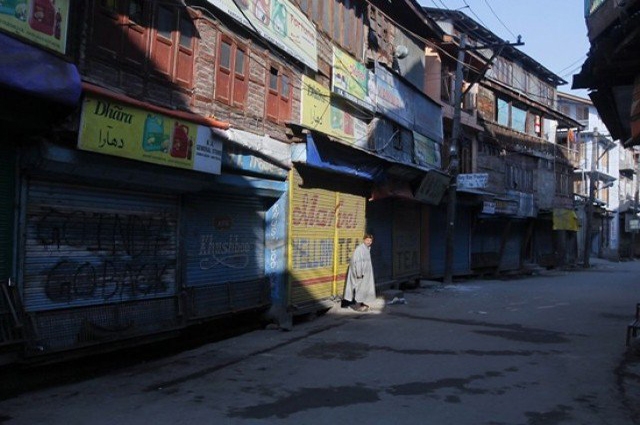 Photo of مقبوضہ کشمیر میں یوم شہدا پر ہڑتال، زندگی مفلوج، تمام حریت قیادت نظر بند