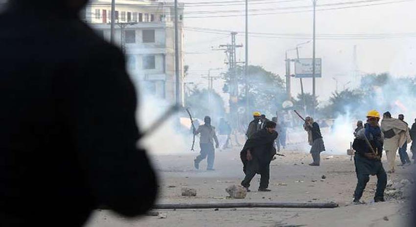 Photo of کراچی، اسٹار گیٹ پر احتجاجی مظاہرین پر پولیس کی شیلنگ اور ہوائی فائرنگ، 15 افراد زخمی