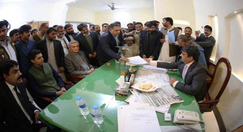 Photo of این اے 154ضمنی الیکشن، پی ٹی آئی نے علی خان ترین کو امیدوار نامزد کر دیا، کاغزات نامزدگی جمع