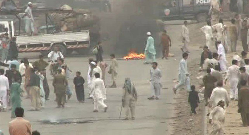 Photo of نقیب اللہ کی ہلاکت کیخلاف سہراب گوٹھ میں احتجاج، علاقہ میدان جنگ بن گیا