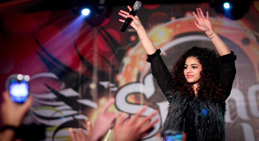 Photo of کنسرٹ کے دوران اسٹیج گرنے سے گلوکارہ عینی خالد زخمی