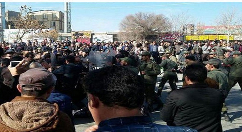 Photo of ایران میں مسلح مظاہرین کی پولیس پہ فائرنگ، 3 اہلکار جاں بحق، پولیس کا طاقت کے استعمال سے گریز
