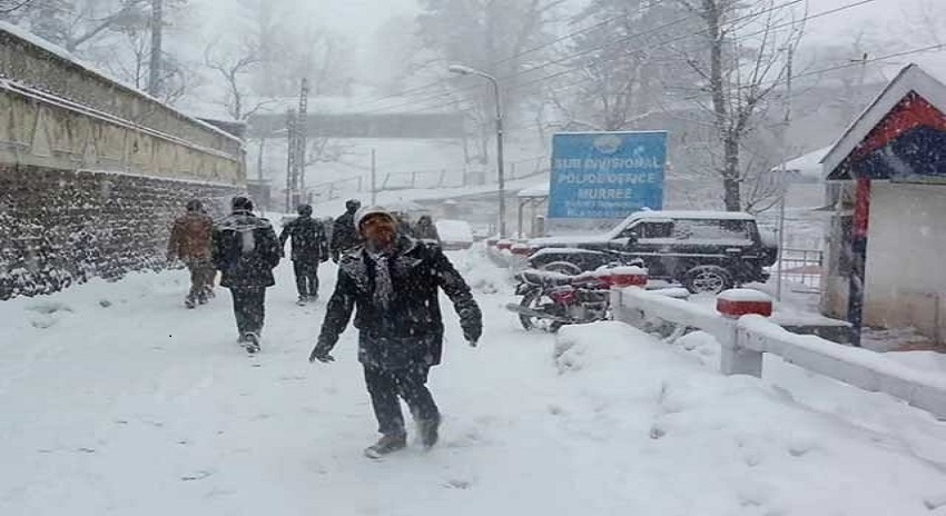 Photo of بالائی علاقوں میں برفباری کا سلسلہ جاری، سڑکیں بند، بجلی معطل