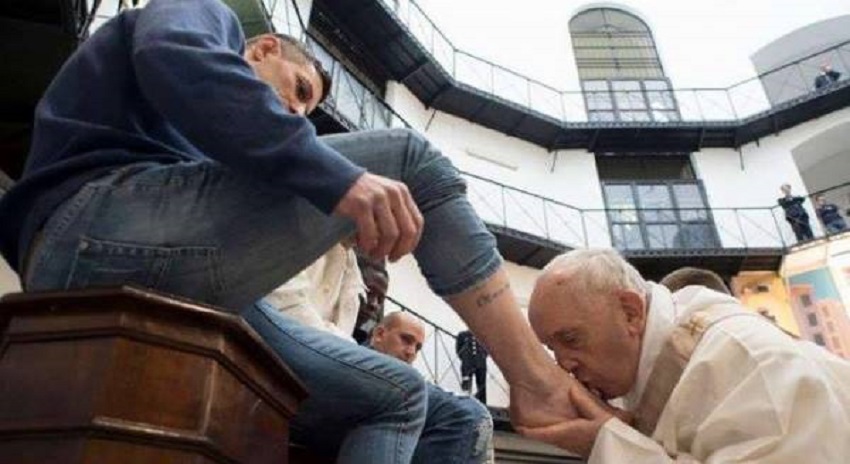 Photo of گڈ فرائیڈے ، پوپ فرانس نے قیدیوں کے پاؤں دھلواکر بوسہ دیا