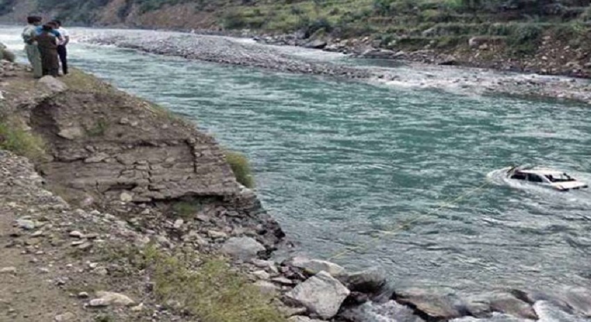 Photo of مسافر جیپ دریا میں گر گی، 5 افراد جاں بحق