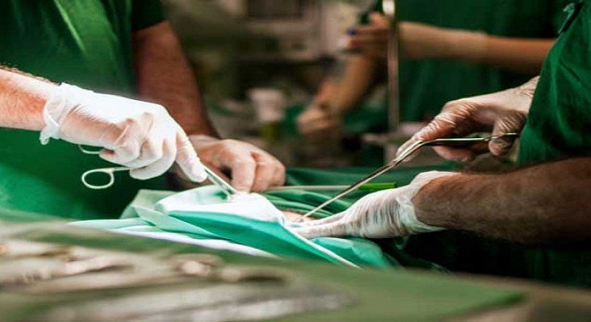 Photo of مریض کی کٹی ٹانگ کا تکیہ بنانے پر 2 ڈاکٹر معطل