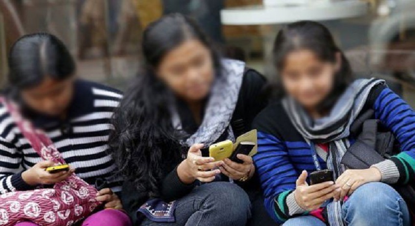 Photo of خواتین کے موبائل استعمال کرنے پر پابندی عائد