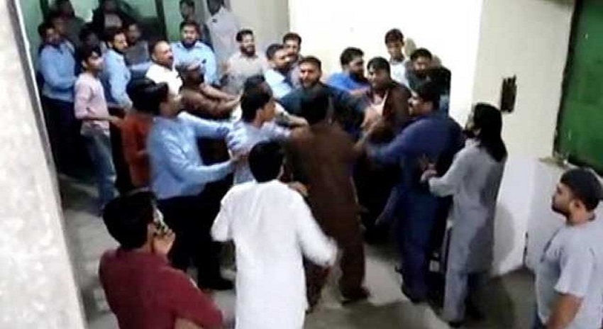 Photo of تیماردار ہلاکت؛ سروسز اسپتال لاہور کے گارڈز ہاتھ نہ آنے پر اہل خانہ گرفتار