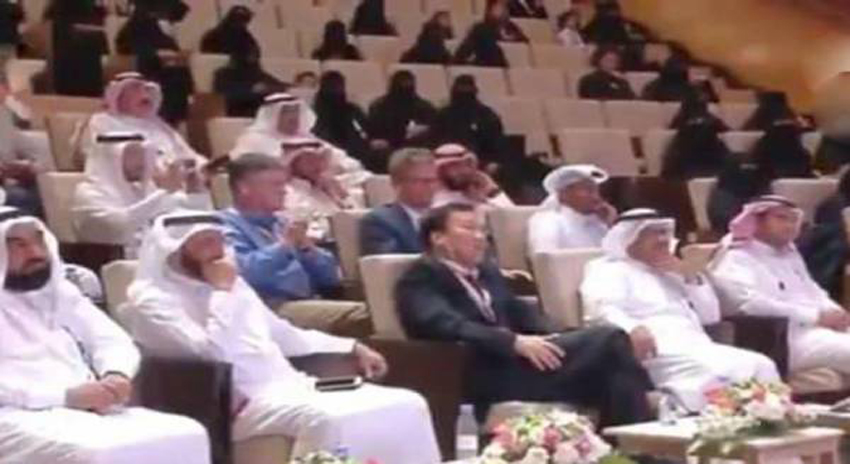 Photo of سعودی خاتون وزیر نے کانفرنس میں اپنے جسم کے ایسے حصے سے پردہ اُٹھا دیا کہ ہنگامہ برپاہوگیا، شہریوں نے آسمان سر پر اُٹھالیا