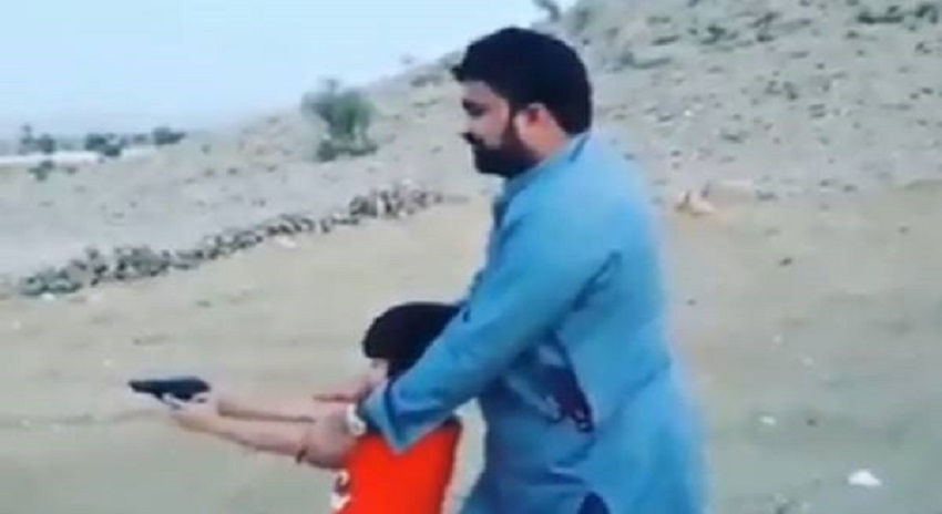 Photo of بلوچستان کے وزیر داخلہ نے پانچ سالہ بچے کو پستول تھما دی