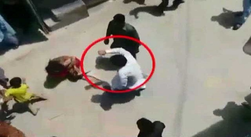 Photo of نواز لیگی کے یوسی وائس چیئرمین نے خواتین کو شاہرائے عام پہ تشدد کا نشانہ بنا ڈالا، وڈیو جاری، دیکھ کر آپ کی طبعیت بھی مکدر ہوجائے