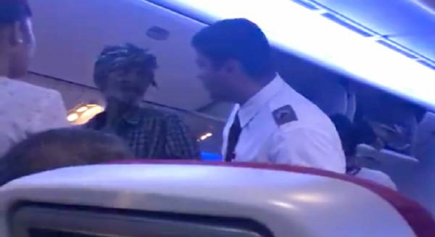 Photo of ”طیارے میں بھیک مانگنے کا واقعہ کراچی ائیرپورٹ پر پیش نہیں آیا بلکہ۔۔۔“ سوشل میڈیا پر ویڈیو آنے کے بعد سول ایوی ایشن اتھارٹی بھی میدان میں آ گئی، ایسی حقیقت بتا دی کہ ہر کوئی حیران رہ گیا