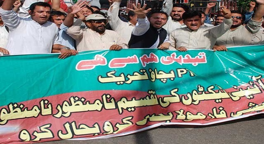Photo of پی ٹی آئی کارکنوں کا عمران خان اور شاہ محمود کے گھروں کے باہر احتجاج