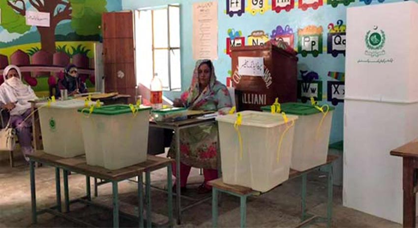 Photo of کوٹ مومن: خواتین کو ووٹ کاسٹ کرنے سے روک دیا گیا