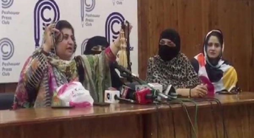 Photo of ’علی امین گنڈا پور یہ کاروبار کرتے ہیں اور ۔ ۔ ۔‘‘ تحریک انصاف کی خواتین پراندے اور چوڑیاں لے آئیں، انتہائی سنگین الزام لگا دیا