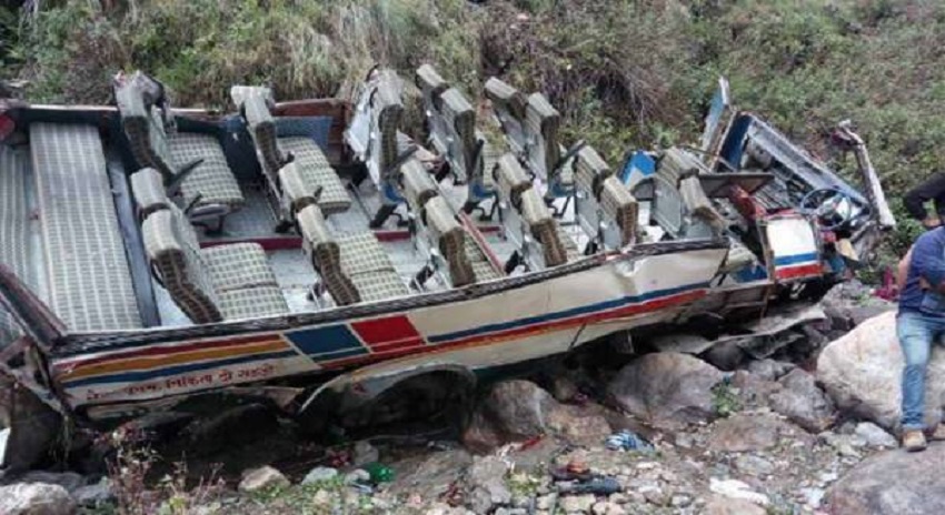 Photo of بھارتی ریاست اترکھنڈ میں مسافر بس گہری کھائی میں گرنے سے 40 سے زائد افراد ہلاک