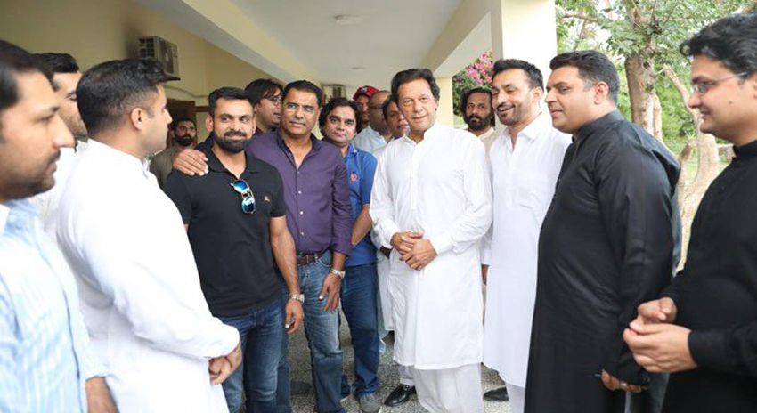 Photo of قومی کرکٹرز کی بنی گالا آمد، عمران خان نے ٹیم کو نمبر ون بنانے کا عزم ظاہر کردیا
