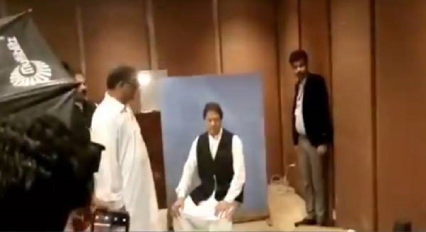 Photo of عمران خان کے آتے ہی اسمبلی کے اہلکاروں نے ان سے پہلا کام کیا کروایا ؟ مٹھائی کے پیسے نہیں مانگے بلکہ ۔۔۔