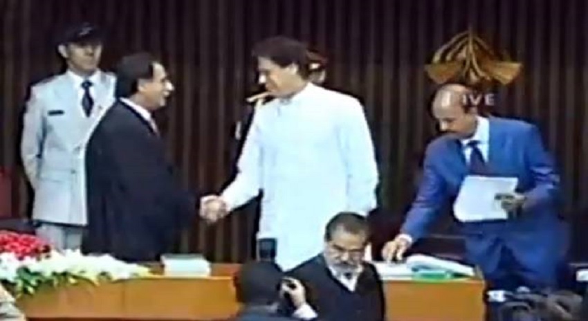 Photo of عمران خان حلف پر دستخط کرنے گئے تو ایاز صادق نے ان کیساتھ کیسے ہاتھ ملایا؟ ویڈیو نے سوشل میڈیا پر دھوم مچا دی، دیکھ کر آپ بھی بے اختیار کہہ اٹھیں گے ”یہ ہے جمہوریت“