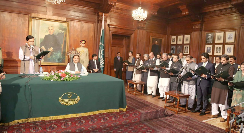 Photo of پنجاب کی 23 رکنی کابینہ نے گورنر ہاؤس میں حلف اٹھا لیا