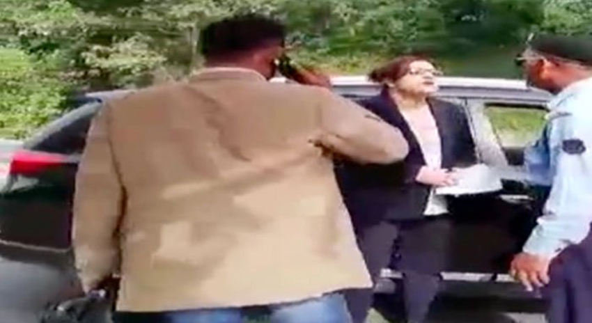 Photo of بغیر نمبر پلیٹ گاڑی میں سوار خاتون کی ڈپلومیٹک انکلیو میں داخل ہونے کی کوشش