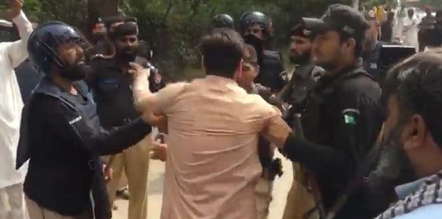 Photo of پشاور یونیورسٹی میں طلبا کا فیسوں میں اضافے کیخلاف احتجاج، پولیس کا لاٹھی چارج