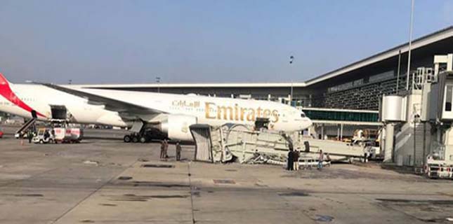 Photo of اسلام آباد انٹرنیشنل ایئرپورٹ پر مسافروں کو جہاز تک پہنچانے والا کنیکٹ برج گر گیا