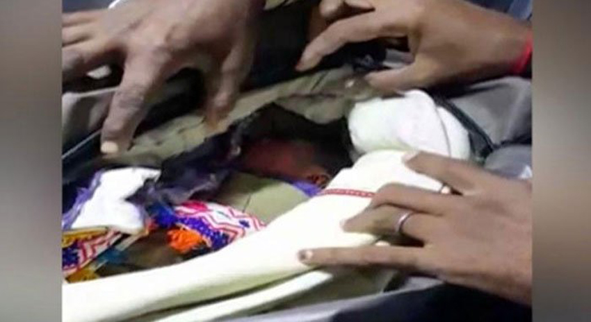 Photo of تھرپارکر: والدین نومولود کو علاج کیلئے بیگ میں بند کرکے اسپتال لے آئے