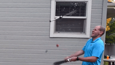Photo of امریکی شہری کی ہوا میں اڑتے ہوئے خنجروں سے سیب کاٹنے کی ویڈیو وائرل