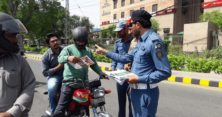 ٹریفک پولیس بغیر ماسک کے موٹرسائیکلوں ، گاڑیاں اور پبلک ٹرانسپورٹ کے چالان کا فیصلہ