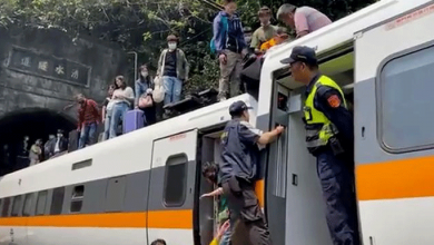 Photo of تائیوان میں مسافر ٹرین حادثے کا شکار ہوگئی، درجنوں افراد ہلاک