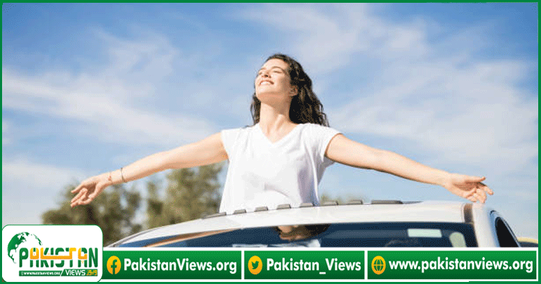 شرٹ اتار کر نوجوان لڑکی کی پشاور کی سڑکوں پر کار میں کھڑی ہوکر سیر