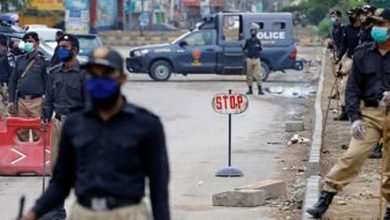 Photo of کراچی میں پولیس نے لاک ڈاؤن پر عملدرآمد کرانے کیلیےجگہ جگہ ناکہ بندی کردی