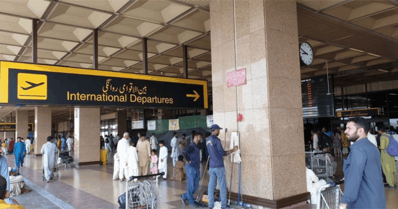 کراچی ائیرپورٹ پر ڈیڑھ کروڑ مالیت کی ہیروئن جوتوں سے برآمد
