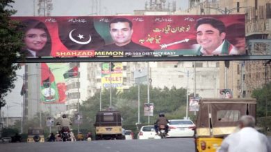 Photo of شارع فیصل سے سیاسی جماعتوں کے جھنڈے اتارنے کا کام شروع