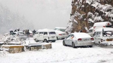 Photo of مری میں شدید برف باری کے باعث ہزاروں سیاح پھنس کر رہ گئے