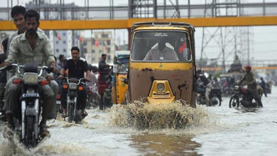 Photo of کراچی میں بارش کی وجہ سے مختلف علاقوں سے بجلی غائب