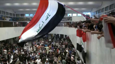 Photo of عراقی پارلیمنٹ کے باہر مقتدیٰ الصدر کے حامیوں کا دھرنا